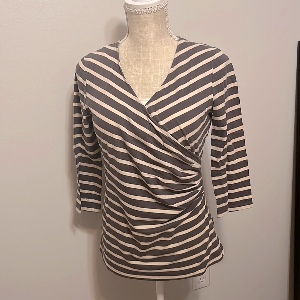 Ann Taylor med. Wrap style, stretchy to fit you.Easy wash & dry on low.